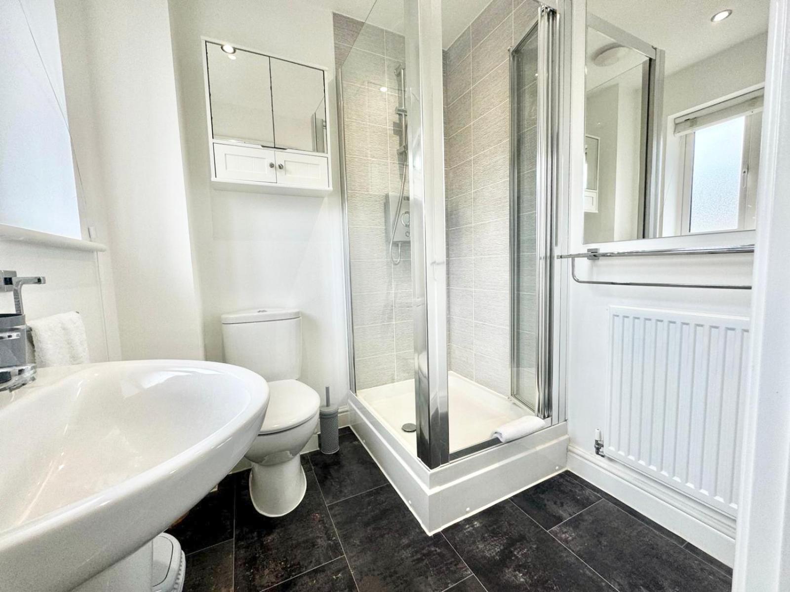 Home Centrally Located In Folkestone, Great Location For Families Or Workers Dış mekan fotoğraf
