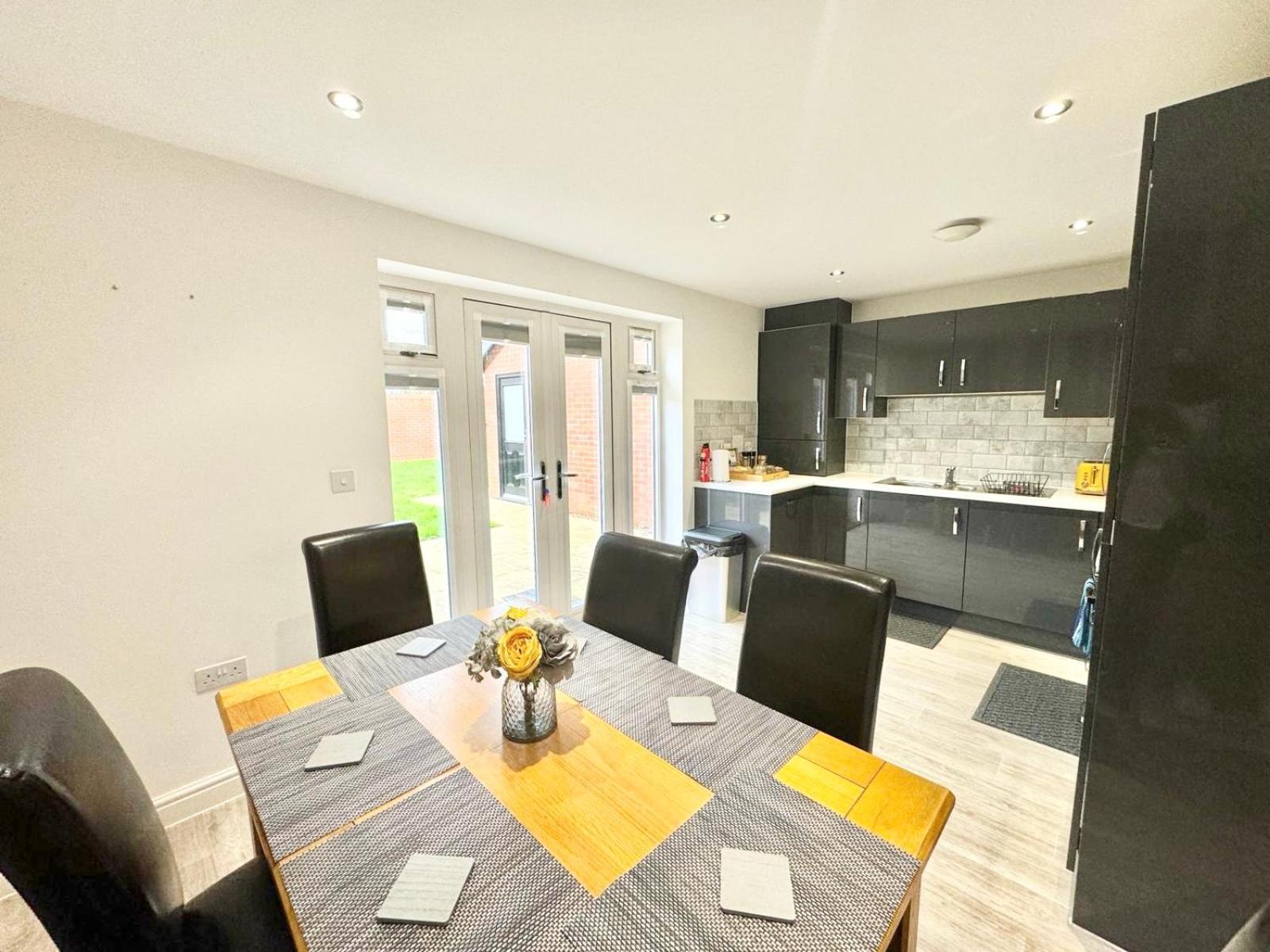 Home Centrally Located In Folkestone, Great Location For Families Or Workers Dış mekan fotoğraf