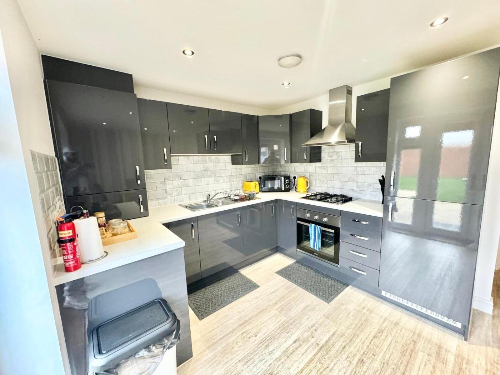Home Centrally Located In Folkestone, Great Location For Families Or Workers Dış mekan fotoğraf