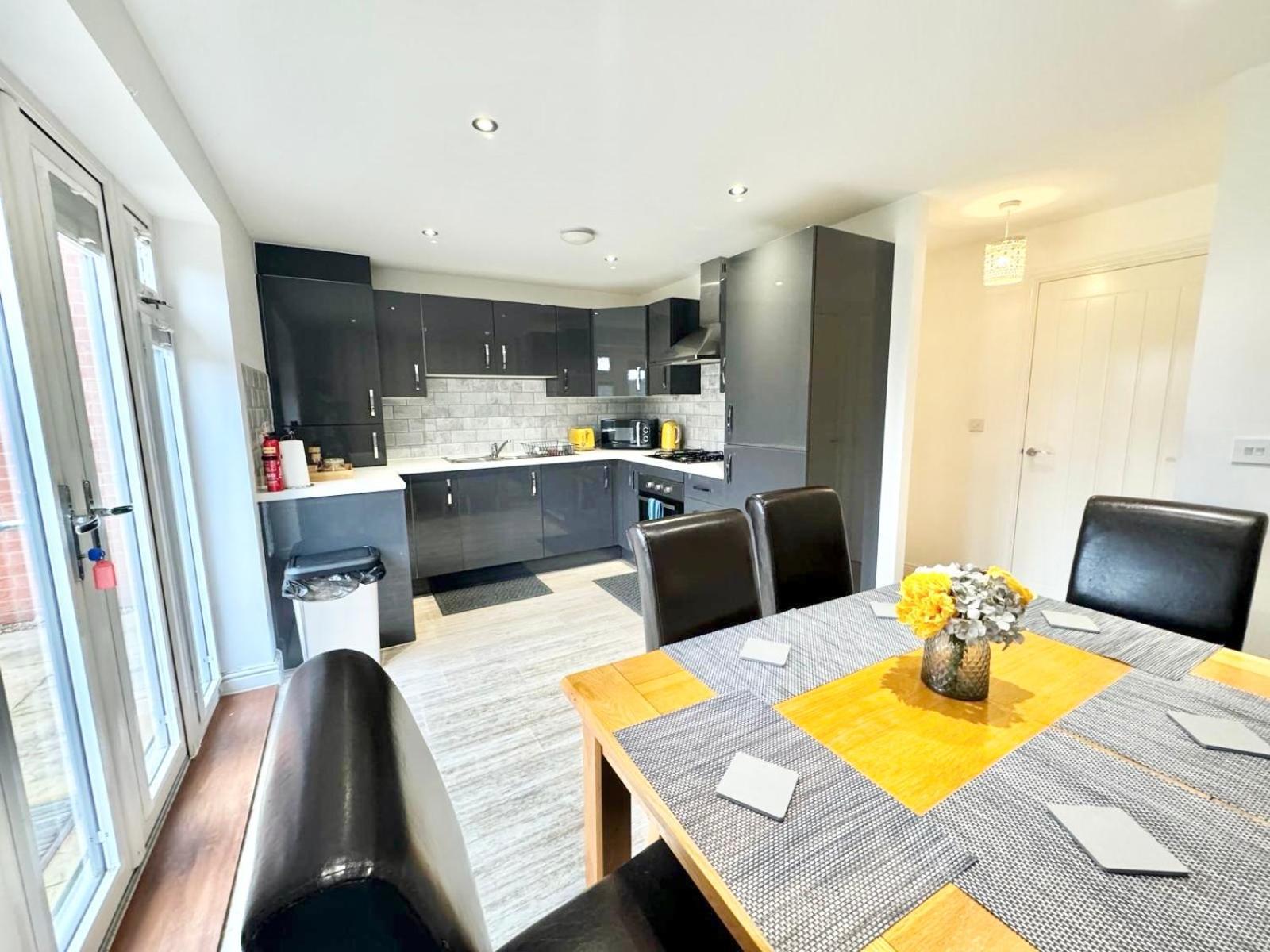 Home Centrally Located In Folkestone, Great Location For Families Or Workers Dış mekan fotoğraf