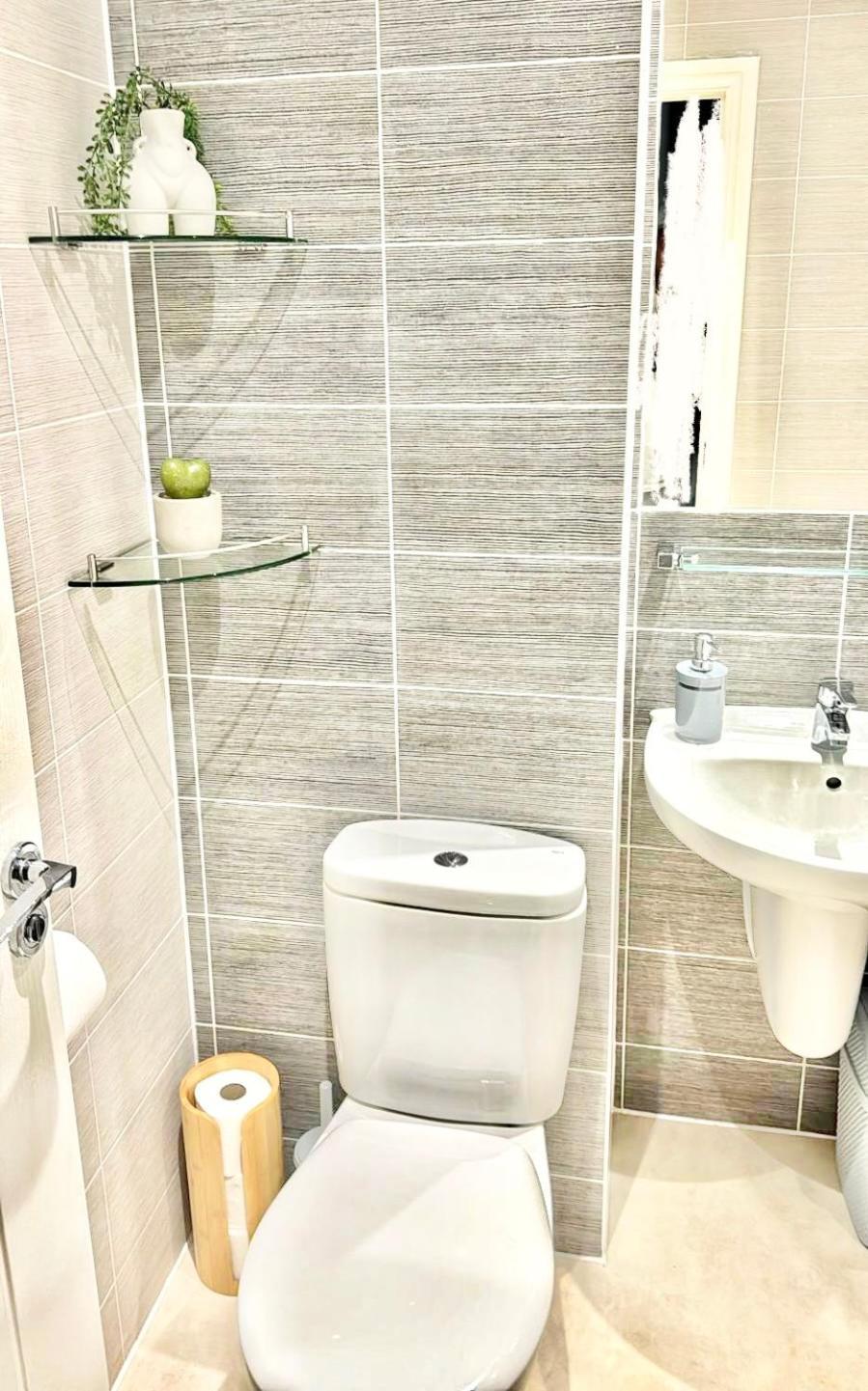Home Centrally Located In Folkestone, Great Location For Families Or Workers Dış mekan fotoğraf