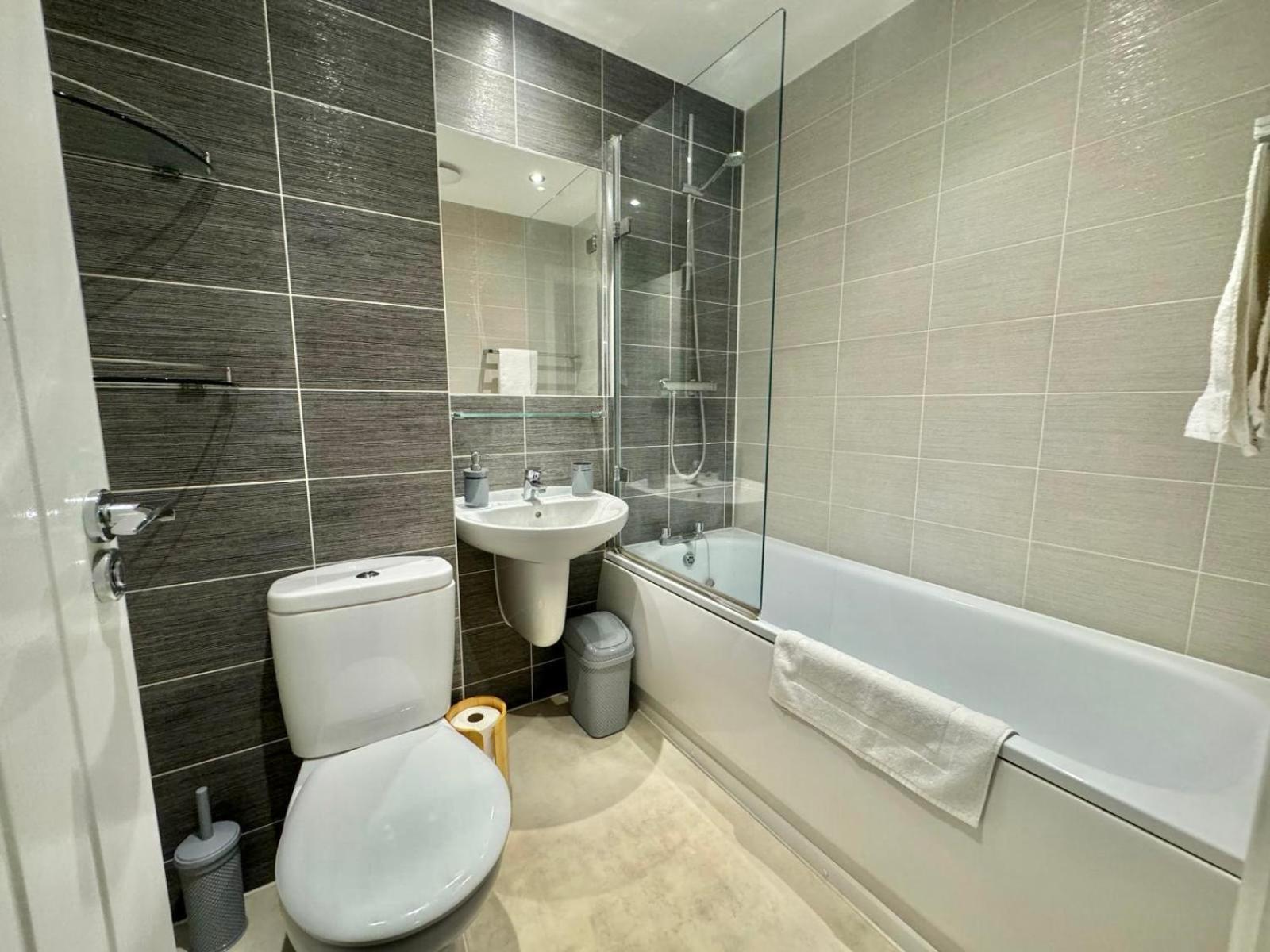 Home Centrally Located In Folkestone, Great Location For Families Or Workers Dış mekan fotoğraf
