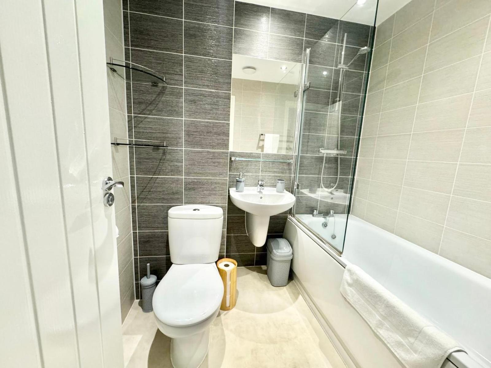 Home Centrally Located In Folkestone, Great Location For Families Or Workers Dış mekan fotoğraf